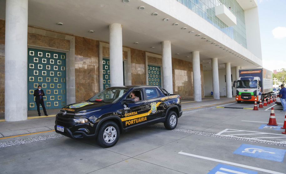 Comunidade portuária arrecada 9 mil cestas básicas para doação[gravata] Funcionários dos portos do Paraná, empresas e órgãos que atuam em Paranaguá e Antonina participam da segunda edição da campanha Cesta Solidária, promovida pela Superintendência Geral de Ação Solidária (SGAS). Foram arrecadadas 125 toneladas de alimentos, parte deles entregues nesta quarta-feira (31) ao governador Carlos Massa Ratinho Junior.  -  Curitiba, 31/03/2021  -  Foto: Jonathan Campos/AEN
