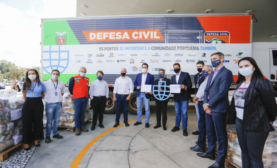Comunidade portuária arrecada 9 mil cestas básicas para doação[gravata] Funcionários dos portos do Paraná, empresas e órgãos que atuam em Paranaguá e Antonina participam da segunda edição da campanha Cesta Solidária, promovida pela Superintendência Geral de Ação Solidária (SGAS). Foram arrecadadas 125 toneladas de alimentos, parte deles entregues nesta quarta-feira (31) ao governador Carlos Massa Ratinho Junior.  -  Curitiba, 31/03/2021  -  Foto: Jonathan Campos/AEN