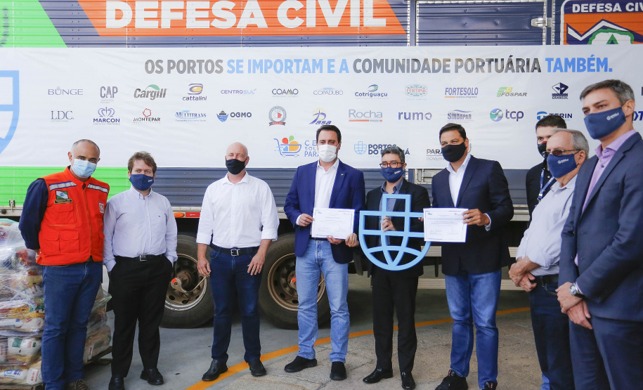 Comunidade portuária arrecada 9 mil cestas básicas para doação[gravata] Funcionários dos portos do Paraná, empresas e órgãos que atuam em Paranaguá e Antonina participam da segunda edição da campanha Cesta Solidária, promovida pela Superintendência Geral de Ação Solidária (SGAS). Foram arrecadadas 125 toneladas de alimentos, parte deles entregues nesta quarta-feira (31) ao governador Carlos Massa Ratinho Junior.  -  Curitiba, 31/03/2021  -  Foto: Jonathan Campos/AEN