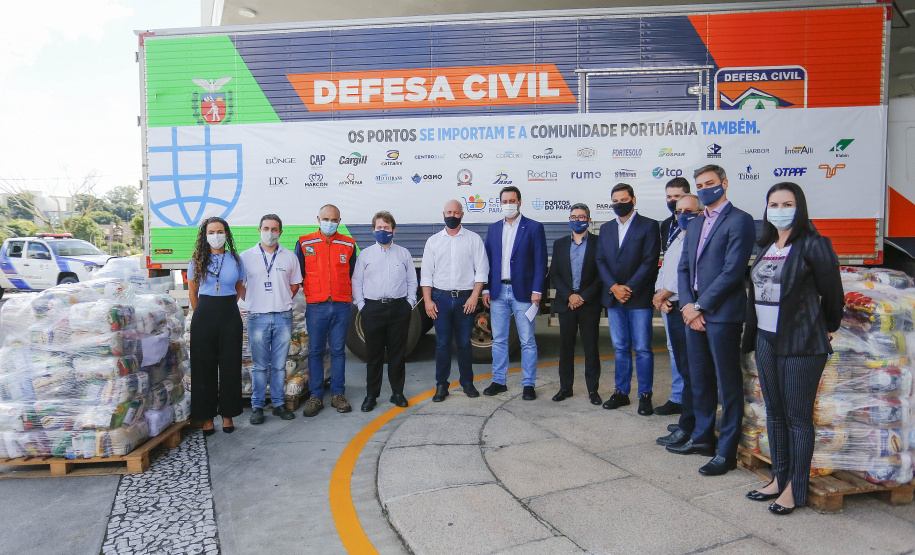 Comunidade portuária arrecada 9 mil cestas básicas para doação[gravata] Funcionários dos portos do Paraná, empresas e órgãos que atuam em Paranaguá e Antonina participam da segunda edição da campanha Cesta Solidária, promovida pela Superintendência Geral de Ação Solidária (SGAS). Foram arrecadadas 125 toneladas de alimentos, parte deles entregues nesta quarta-feira (31) ao governador Carlos Massa Ratinho Junior.  -  Curitiba, 31/03/2021  -  Foto: Jonathan Campos/AEN