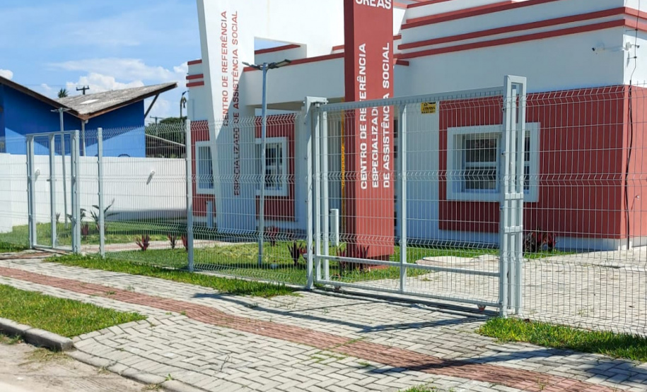 O secretário de Justiça, Família e Trabalho, Ney Leprevost, recebeu na tarde de terça-feira, o prefeito de Pontal do Paraná, Rudão Gimenes, o secretário de Assistência Social, Willian Pereira, e o assessor Jorge Lima para entrega simbólica da chave do novo Centro de Referência Especializado de Assistência Social (Creas) de Pontal do Paraná, no Litoral do Estado. - Curitiba, 31/03/2021 - Foto: Divulgação SEJUF