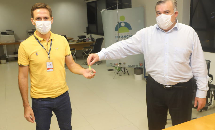 O secretário de Justiça, Família e Trabalho, Ney Leprevost, recebeu na tarde de terça-feira, o prefeito de Pontal do Paraná, Rudão Gimenes, o secretário de Assistência Social, Willian Pereira, e o assessor Jorge Lima para entrega simbólica da chave do novo Centro de Referência Especializado de Assistência Social (Creas) de Pontal do Paraná, no Litoral do Estado. - Curitiba, 31/03/2021 - Foto: Divulgação SEJUF