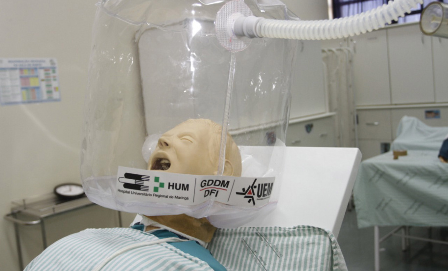 O equipamento traz mais conforto ao paciente e diminui a necessidade de intubação - Maringá, 29/03/2021 - Foto: divulgação UEM