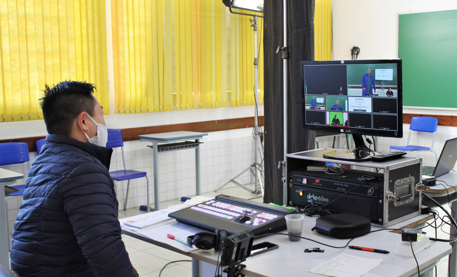Há um ano a Rede Estadual de Ensino se preparava para migrar as tradicionais aulas nas escolas para o ambiente remoto em virtude da pandemia. Em apenas duas semanas de atividades paralisadas, surgiu o Aula Paraná e a maioria dos estudantes foi à frente de televisões, computadores e celulares, em uma mudança brusca, que exigiu muito de professores e estudantes. - Curitiba, 01/04/2021 - Foto: SEED