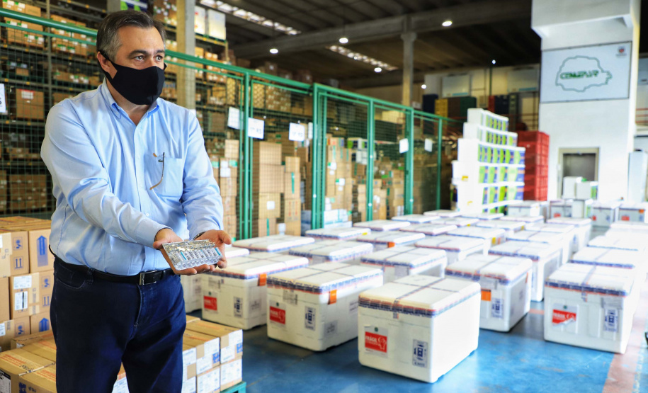 O Paraná recebeu nesta quinta-feira (1º) o 11° lote de vacinas contra Covid-19 do Ministério da Saúde. São 492.200 doses da Coronavac, produzida pela Sinovac e Instituto Butantan, e 33.250 doses da Covishield, produzida pela Universidade de Oxford com AstraZeneca e Fundação Oswaldo Cruz (Fiocruz).Foto: José Fernando Ogura/AEN