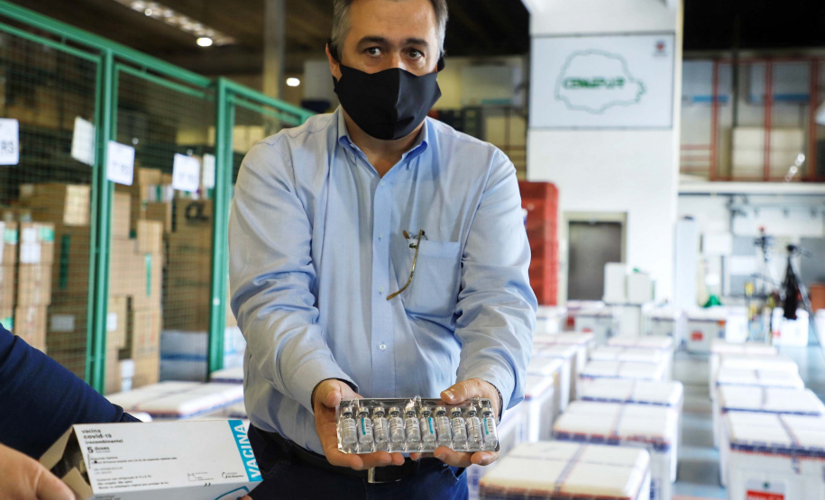 O Paraná recebeu nesta quinta-feira (1º) o 11° lote de vacinas contra Covid-19 do Ministério da Saúde. São 492.200 doses da Coronavac, produzida pela Sinovac e Instituto Butantan, e 33.250 doses da Covishield, produzida pela Universidade de Oxford com AstraZeneca e Fundação Oswaldo Cruz (Fiocruz).Foto: José Fernando Ogura/AEN