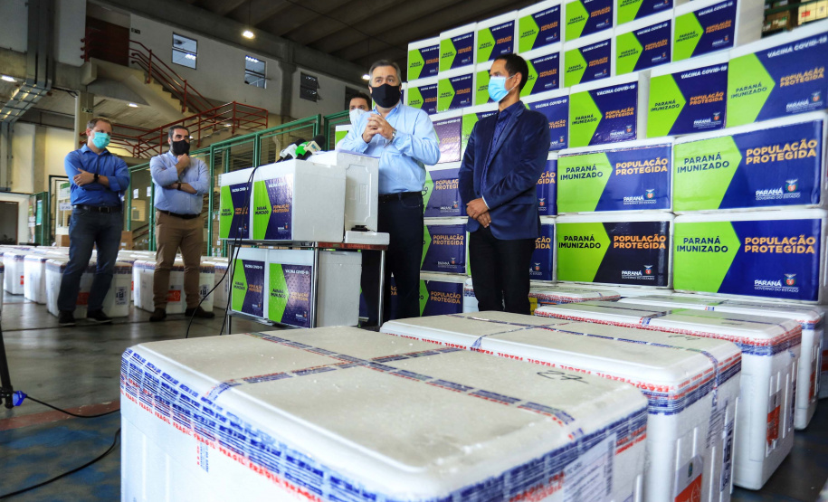 O Paraná recebeu nesta quinta-feira (1º) o 11° lote de vacinas contra Covid-19 do Ministério da Saúde. São 492.200 doses da Coronavac, produzida pela Sinovac e Instituto Butantan, e 33.250 doses da Covishield, produzida pela Universidade de Oxford com AstraZeneca e Fundação Oswaldo Cruz (Fiocruz).Foto: José Fernando Ogura/AEN