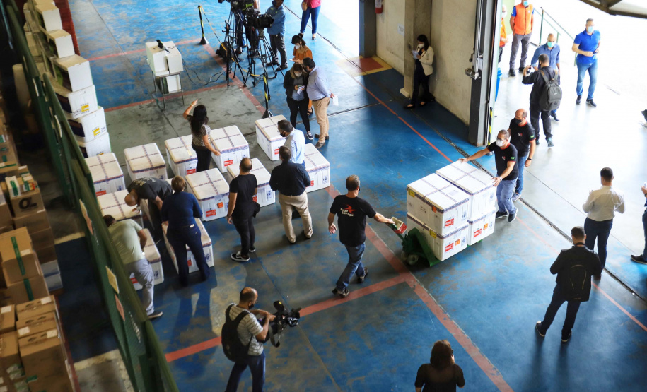 O Paraná recebeu nesta quinta-feira (1º) o 11° lote de vacinas contra Covid-19 do Ministério da Saúde. São 492.200 doses da Coronavac, produzida pela Sinovac e Instituto Butantan, e 33.250 doses da Covishield, produzida pela Universidade de Oxford com AstraZeneca e Fundação Oswaldo Cruz (Fiocruz).Foto: José Fernando Ogura/AEN