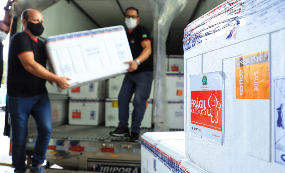 O Paraná recebeu nesta quinta-feira (1º) o 11° lote de vacinas contra Covid-19 do Ministério da Saúde. São 492.200 doses da Coronavac, produzida pela Sinovac e Instituto Butantan, e 33.250 doses da Covishield, produzida pela Universidade de Oxford com AstraZeneca e Fundação Oswaldo Cruz (Fiocruz).Foto: José Fernando Ogura/AEN