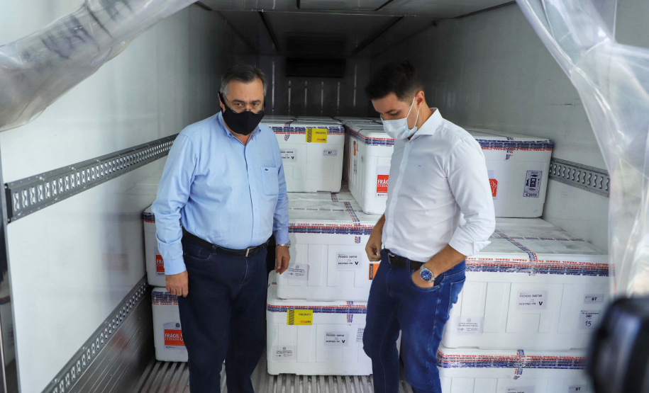 O Paraná recebeu nesta quinta-feira (1º) o 11° lote de vacinas contra Covid-19 do Ministério da Saúde. São 492.200 doses da Coronavac, produzida pela Sinovac e Instituto Butantan, e 33.250 doses da Covishield, produzida pela Universidade de Oxford com AstraZeneca e Fundação Oswaldo Cruz (Fiocruz).Foto: José Fernando Ogura/AEN