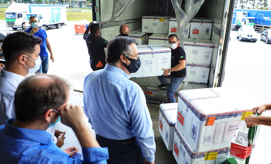O Paraná recebeu nesta quinta-feira (1º) o 11° lote de vacinas contra Covid-19 do Ministério da Saúde. São 492.200 doses da Coronavac, produzida pela Sinovac e Instituto Butantan, e 33.250 doses da Covishield, produzida pela Universidade de Oxford com AstraZeneca e Fundação Oswaldo Cruz (Fiocruz).Foto: José Fernando Ogura/AEN
