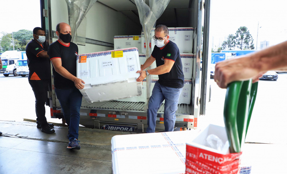 O Paraná recebeu nesta quinta-feira (1º) o 11° lote de vacinas contra Covid-19 do Ministério da Saúde. São 492.200 doses da Coronavac, produzida pela Sinovac e Instituto Butantan, e 33.250 doses da Covishield, produzida pela Universidade de Oxford com AstraZeneca e Fundação Oswaldo Cruz (Fiocruz).Foto: José Fernando Ogura/AEN