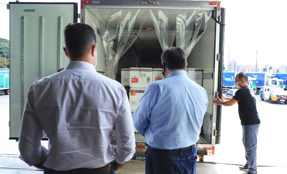 O Paraná recebeu nesta quinta-feira (1º) o 11° lote de vacinas contra Covid-19 do Ministério da Saúde. São 492.200 doses da Coronavac, produzida pela Sinovac e Instituto Butantan, e 33.250 doses da Covishield, produzida pela Universidade de Oxford com AstraZeneca e Fundação Oswaldo Cruz (Fiocruz).Foto: José Fernando Ogura/AEN