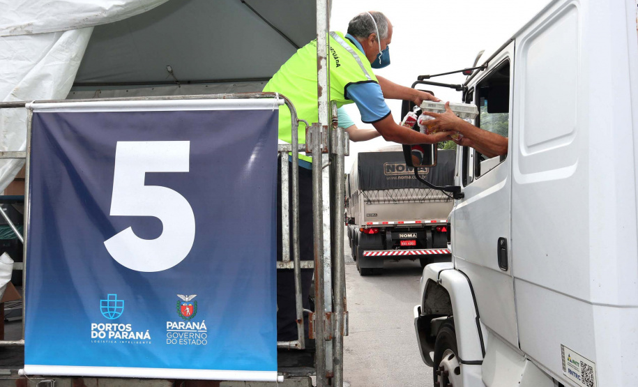 Além dos moradores das cidades, os caminhoneiros que descarregam grãos no Porto de Paranaguá receberam um kit alimentação em maio de 2020. Foram cerca de 100 mil kits entregues no pior momento da pandemia até então.Foto: Claudio Neves