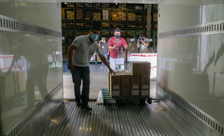02.04.2021 - Entrega de medicamentos e vacinas para regionais.
Foto Gilson Abreu/AEN