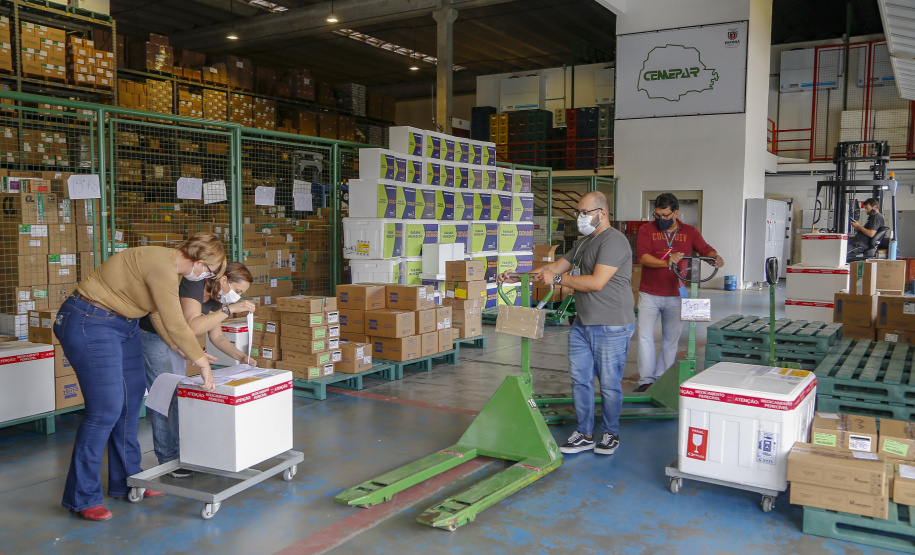 02.04.2021 - Entrega de medicamentos e vacinas para regionais.
Foto Gilson Abreu/AEN