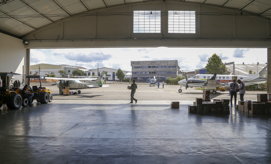 02.04.2021 - Entrega de medicamentos e vacinas para regionais.
Foto Gilson Abreu/AEN