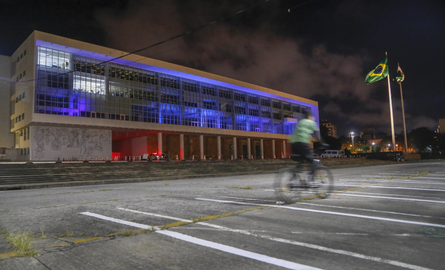 02.04.2021 - Iluminação especial pelo Dia Mundial de Conscientização do Autismo  -  Foto Gilson Abreu/AEN