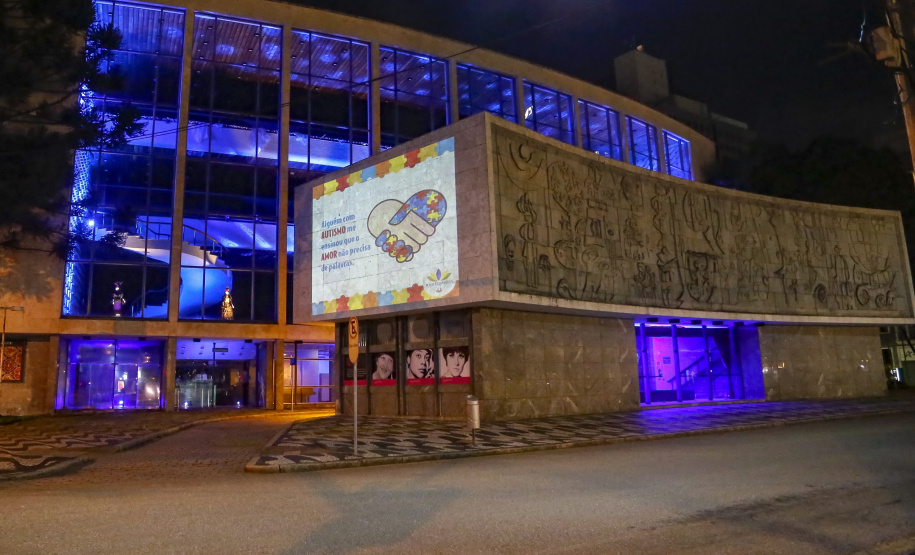 02.04.2021 - Iluminação especial pelo Dia Mundial de Conscientização do Autismo  -  Foto Gilson Abreu/AEN
