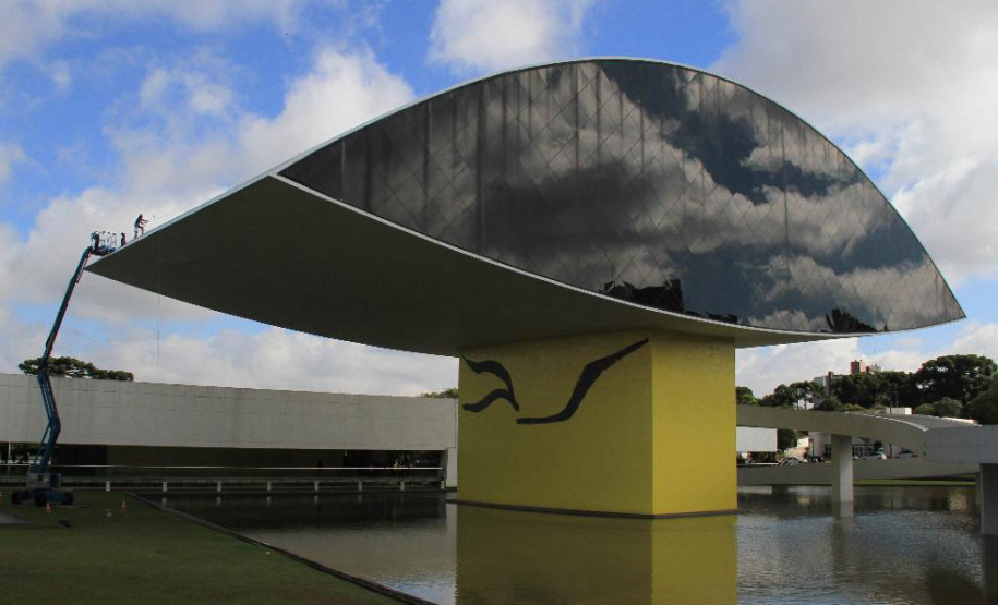Obra do Paranacidade, o MON foi erguido em seis meses de trabalho ininterrupto. Maior Museu da América Latina, o Museu Oscar Niemeyer é um exemplo de arquitetura aliada à arte. Mais conhecido como museu do olho, por causa da sua torre, uma grande estrutura oval em vidro, o MON foi inaugurado em 2002 e sua construção chegou a ter 700 operários trabalhando em três turnos, 24 horas por dia. - Foto: Divulgação Paranacidade
