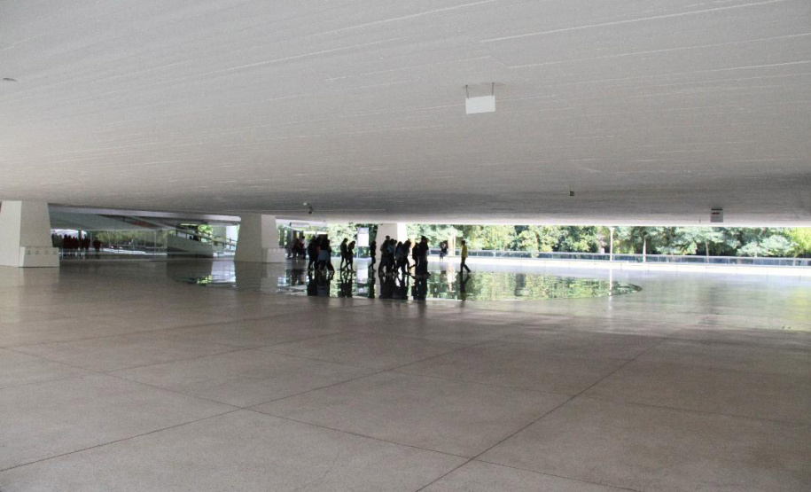 Obra do Paranacidade, o MON foi erguido em seis meses de trabalho ininterrupto. Maior Museu da América Latina, o Museu Oscar Niemeyer é um exemplo de arquitetura aliada à arte. Mais conhecido como museu do olho, por causa da sua torre, uma grande estrutura oval em vidro, o MON foi inaugurado em 2002 e sua construção chegou a ter 700 operários trabalhando em três turnos, 24 horas por dia. - Foto: Divulgação Paranacidade