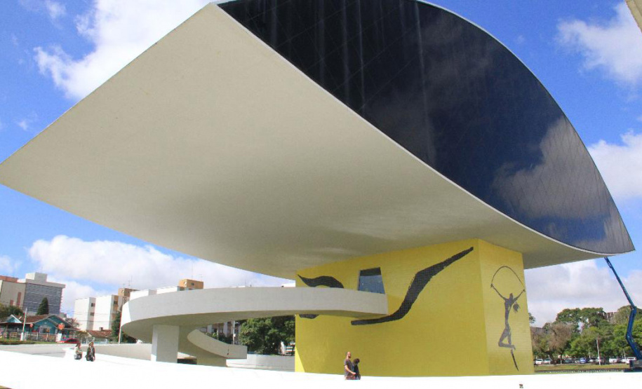 Obra do Paranacidade, o MON foi erguido em seis meses de trabalho ininterrupto. Maior Museu da América Latina, o Museu Oscar Niemeyer é um exemplo de arquitetura aliada à arte. Mais conhecido como museu do olho, por causa da sua torre, uma grande estrutura oval em vidro, o MON foi inaugurado em 2002 e sua construção chegou a ter 700 operários trabalhando em três turnos, 24 horas por dia. - Foto: Divulgação Paranacidade
