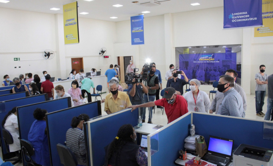 O secretário de Estado da Saúde, Beto Preto, acompanhou na manhã deste domingo (4) a ação de vacinação contra a Covid-19 em Londrina, que faz parte da campanha estadual de imunização de domingo a domingo. - Curitiba, 04/04/2021 - Foto: Divulgação SESA