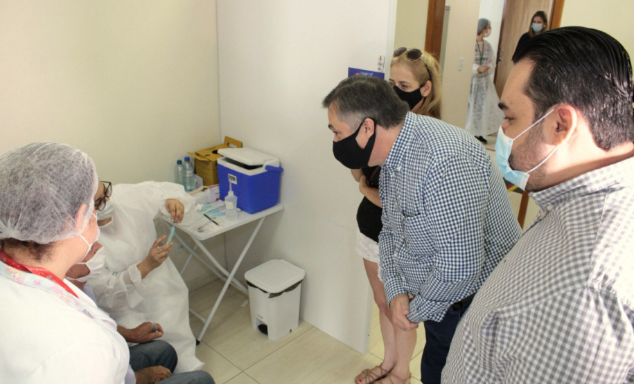 O secretário de Estado da Saúde, Beto Preto, acompanhou na manhã deste domingo (4) a ação de vacinação contra a Covid-19 em Londrina, que faz parte da campanha estadual de imunização de domingo a domingo. - Curitiba, 04/04/2021 - Foto: Divulgação SESA