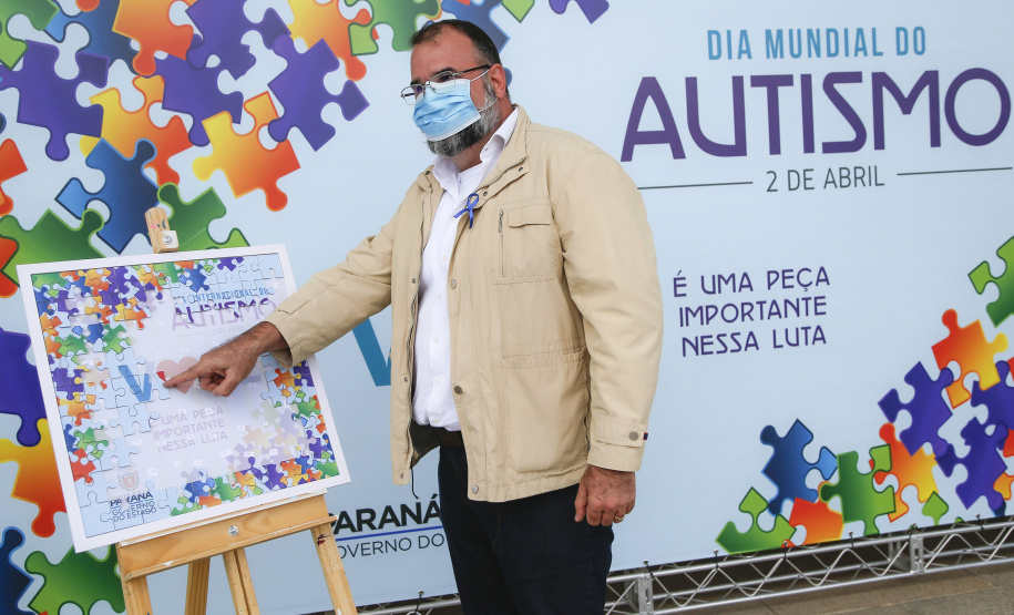 Noventa peças formam o quebra-cabeça que uniu autoridades do Paraná em prol da conscientização sobre o Transtorno do Espectro Autista, nesta segunda-feira (5). Em uma ação organizada pela Superintendência Geral de Ação Solidária do Governo do Estado (SGAS), o governador Carlos Massa Ratinho Junior, secretários de Estado e chefes de outros poderes compareceram ao Palácio Iguaçu para montarem uma peça do mosaico que serve de metáfora para a complexidade do autismo.Foto: Jonathan Campos/AEN