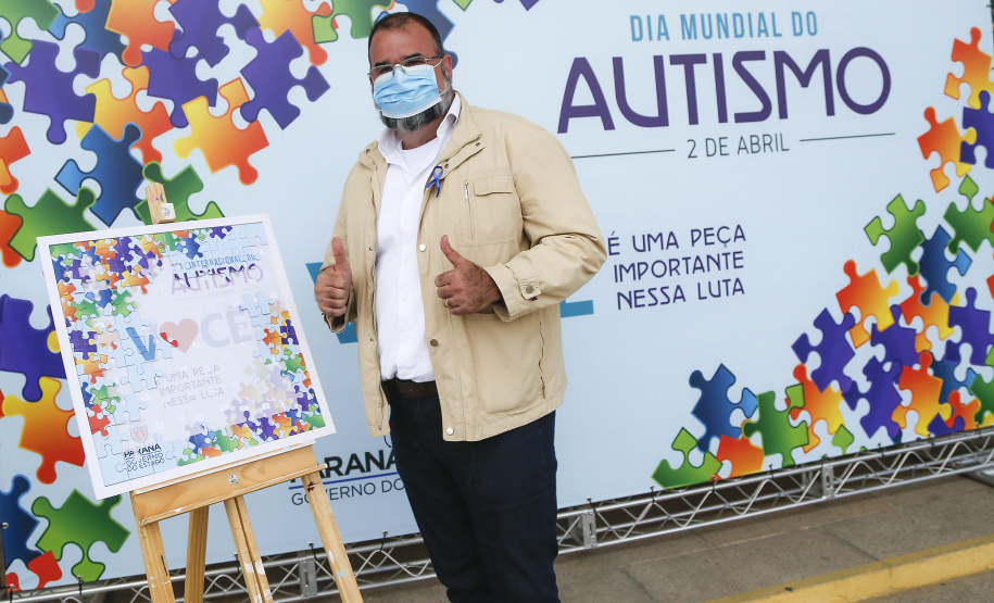 Noventa peças formam o quebra-cabeça que uniu autoridades do Paraná em prol da conscientização sobre o Transtorno do Espectro Autista, nesta segunda-feira (5). Em uma ação organizada pela Superintendência Geral de Ação Solidária do Governo do Estado (SGAS), o governador Carlos Massa Ratinho Junior, secretários de Estado e chefes de outros poderes compareceram ao Palácio Iguaçu para montarem uma peça do mosaico que serve de metáfora para a complexidade do autismo.Foto: Jonathan Campos/AEN