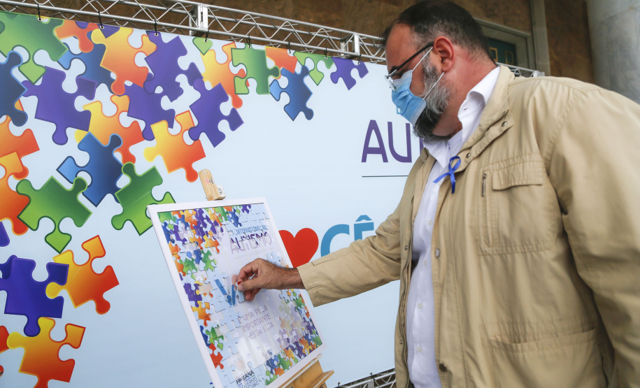 Noventa peças formam o quebra-cabeça que uniu autoridades do Paraná em prol da conscientização sobre o Transtorno do Espectro Autista, nesta segunda-feira (5). Em uma ação organizada pela Superintendência Geral de Ação Solidária do Governo do Estado (SGAS), o governador Carlos Massa Ratinho Junior, secretários de Estado e chefes de outros poderes compareceram ao Palácio Iguaçu para montarem uma peça do mosaico que serve de metáfora para a complexidade do autismo.Foto: Jonathan Campos/AEN