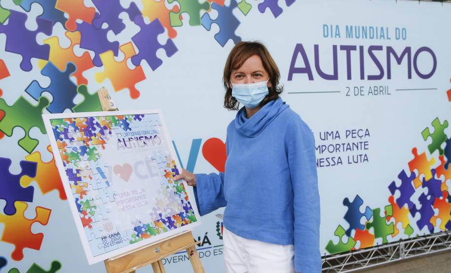 Noventa peças formam o quebra-cabeça que uniu autoridades do Paraná em prol da conscientização sobre o Transtorno do Espectro Autista, nesta segunda-feira (5). Em uma ação organizada pela Superintendência Geral de Ação Solidária do Governo do Estado (SGAS), o governador Carlos Massa Ratinho Junior, secretários de Estado e chefes de outros poderes compareceram ao Palácio Iguaçu para montarem uma peça do mosaico que serve de metáfora para a complexidade do autismo.Foto: Jonathan Campos/AEN