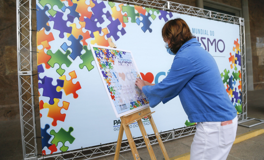 Noventa peças formam o quebra-cabeça que uniu autoridades do Paraná em prol da conscientização sobre o Transtorno do Espectro Autista, nesta segunda-feira (5). Em uma ação organizada pela Superintendência Geral de Ação Solidária do Governo do Estado (SGAS), o governador Carlos Massa Ratinho Junior, secretários de Estado e chefes de outros poderes compareceram ao Palácio Iguaçu para montarem uma peça do mosaico que serve de metáfora para a complexidade do autismo.Foto: Jonathan Campos/AEN