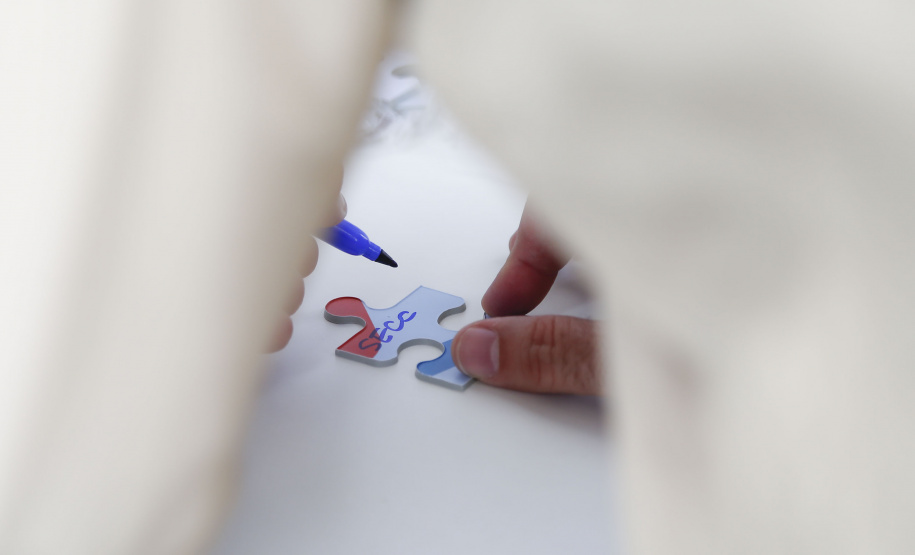 Noventa peças formam o quebra-cabeça que uniu autoridades do Paraná em prol da conscientização sobre o Transtorno do Espectro Autista, nesta segunda-feira (5). Em uma ação organizada pela Superintendência Geral de Ação Solidária do Governo do Estado (SGAS), o governador Carlos Massa Ratinho Junior, secretários de Estado e chefes de outros poderes compareceram ao Palácio Iguaçu para montarem uma peça do mosaico que serve de metáfora para a complexidade do autismo.Foto: Jonathan Campos/AEN