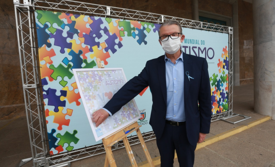 Noventa peças formam o quebra-cabeça que uniu autoridades do Paraná em prol da conscientização sobre o Transtorno do Espectro Autista, nesta segunda-feira (5). Em uma ação organizada pela Superintendência Geral de Ação Solidária do Governo do Estado (SGAS), o governador Carlos Massa Ratinho Junior, secretários de Estado e chefes de outros poderes compareceram ao Palácio Iguaçu para montarem uma peça do mosaico que serve de metáfora para a complexidade do autismo. Foto: Valdelino Pontes