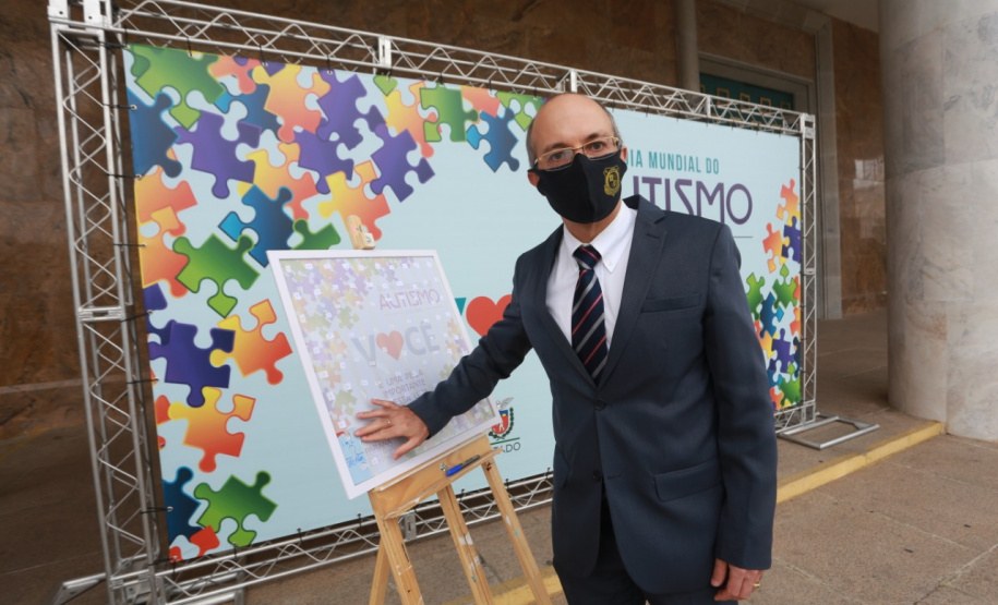 Noventa peças formam o quebra-cabeça que uniu autoridades do Paraná em prol da conscientização sobre o Transtorno do Espectro Autista, nesta segunda-feira (5). Em uma ação organizada pela Superintendência Geral de Ação Solidária do Governo do Estado (SGAS), o governador Carlos Massa Ratinho Junior, secretários de Estado e chefes de outros poderes compareceram ao Palácio Iguaçu para montarem uma peça do mosaico que serve de metáfora para a complexidade do autismo. Foto: Valdelino Pontes