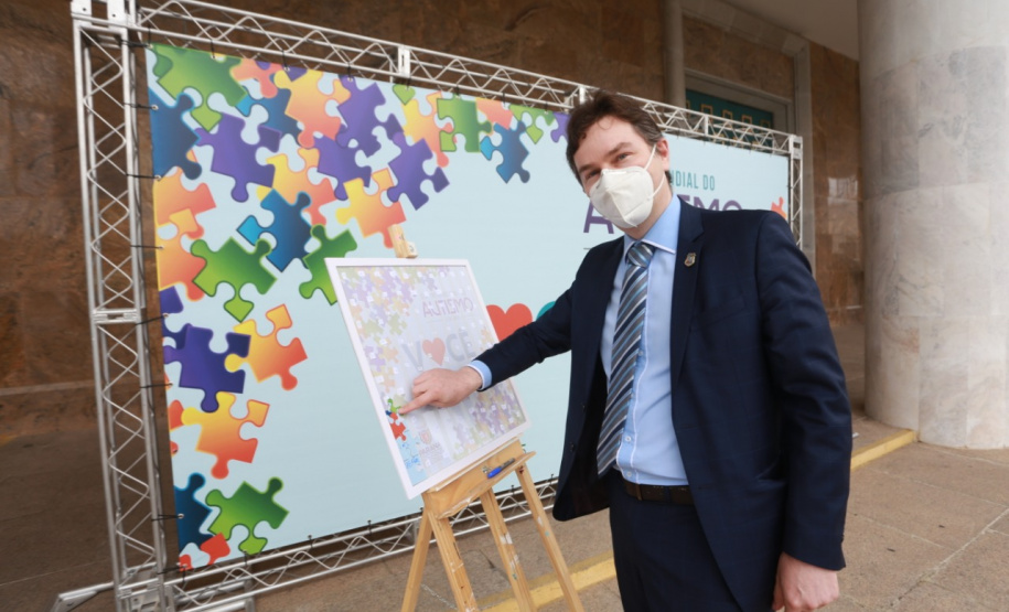 Noventa peças formam o quebra-cabeça que uniu autoridades do Paraná em prol da conscientização sobre o Transtorno do Espectro Autista, nesta segunda-feira (5). Em uma ação organizada pela Superintendência Geral de Ação Solidária do Governo do Estado (SGAS), o governador Carlos Massa Ratinho Junior, secretários de Estado e chefes de outros poderes compareceram ao Palácio Iguaçu para montarem uma peça do mosaico que serve de metáfora para a complexidade do autismo. Foto: Valdelino Pontes