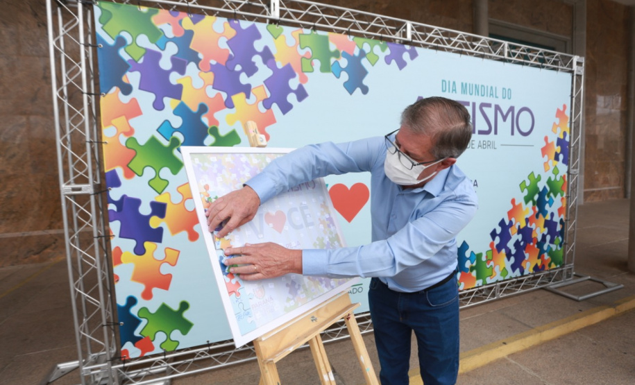 Noventa peças formam o quebra-cabeça que uniu autoridades do Paraná em prol da conscientização sobre o Transtorno do Espectro Autista, nesta segunda-feira (5). Em uma ação organizada pela Superintendência Geral de Ação Solidária do Governo do Estado (SGAS), o governador Carlos Massa Ratinho Junior, secretários de Estado e chefes de outros poderes compareceram ao Palácio Iguaçu para montarem uma peça do mosaico que serve de metáfora para a complexidade do autismo. Foto: Valdelino Pontes