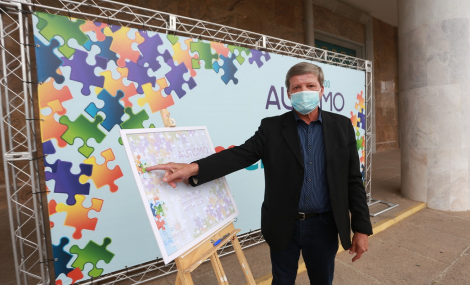 Noventa peças formam o quebra-cabeça que uniu autoridades do Paraná em prol da conscientização sobre o Transtorno do Espectro Autista, nesta segunda-feira (5). Em uma ação organizada pela Superintendência Geral de Ação Solidária do Governo do Estado (SGAS), o governador Carlos Massa Ratinho Junior, secretários de Estado e chefes de outros poderes compareceram ao Palácio Iguaçu para montarem uma peça do mosaico que serve de metáfora para a complexidade do autismo. Foto: Valdelino Pontes
