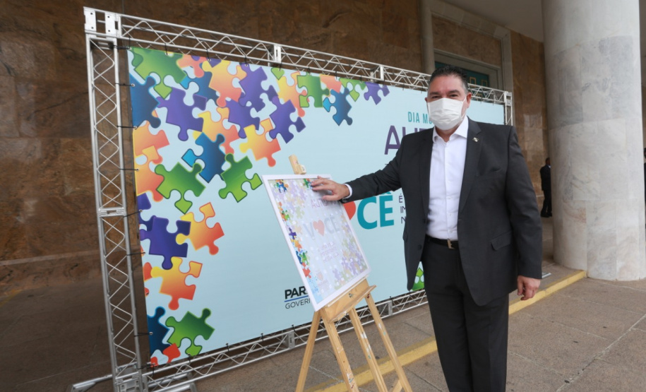 Noventa peças formam o quebra-cabeça que uniu autoridades do Paraná em prol da conscientização sobre o Transtorno do Espectro Autista, nesta segunda-feira (5). Em uma ação organizada pela Superintendência Geral de Ação Solidária do Governo do Estado (SGAS), o governador Carlos Massa Ratinho Junior, secretários de Estado e chefes de outros poderes compareceram ao Palácio Iguaçu para montarem uma peça do mosaico que serve de metáfora para a complexidade do autismo. Foto: Valdelino Pontes