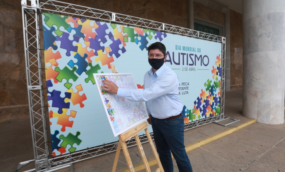 Noventa peças formam o quebra-cabeça que uniu autoridades do Paraná em prol da conscientização sobre o Transtorno do Espectro Autista, nesta segunda-feira (5). Em uma ação organizada pela Superintendência Geral de Ação Solidária do Governo do Estado (SGAS), o governador Carlos Massa Ratinho Junior, secretários de Estado e chefes de outros poderes compareceram ao Palácio Iguaçu para montarem uma peça do mosaico que serve de metáfora para a complexidade do autismo. Foto: Valdelino Pontes