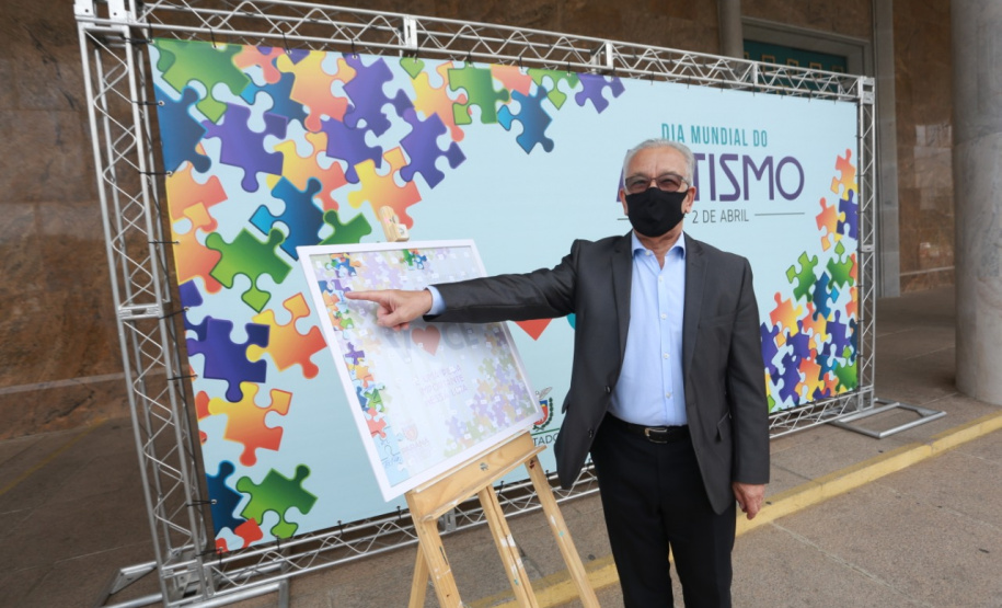 Noventa peças formam o quebra-cabeça que uniu autoridades do Paraná em prol da conscientização sobre o Transtorno do Espectro Autista, nesta segunda-feira (5). Em uma ação organizada pela Superintendência Geral de Ação Solidária do Governo do Estado (SGAS), o governador Carlos Massa Ratinho Junior, secretários de Estado e chefes de outros poderes compareceram ao Palácio Iguaçu para montarem uma peça do mosaico que serve de metáfora para a complexidade do autismo. Foto: Valdelino Pontes