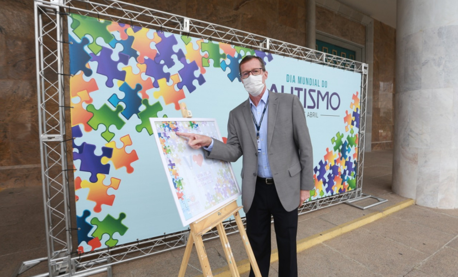 Noventa peças formam o quebra-cabeça que uniu autoridades do Paraná em prol da conscientização sobre o Transtorno do Espectro Autista, nesta segunda-feira (5). Em uma ação organizada pela Superintendência Geral de Ação Solidária do Governo do Estado (SGAS), o governador Carlos Massa Ratinho Junior, secretários de Estado e chefes de outros poderes compareceram ao Palácio Iguaçu para montarem uma peça do mosaico que serve de metáfora para a complexidade do autismo. Foto: Valdelino Pontes