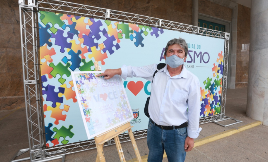 Noventa peças formam o quebra-cabeça que uniu autoridades do Paraná em prol da conscientização sobre o Transtorno do Espectro Autista, nesta segunda-feira (5). Em uma ação organizada pela Superintendência Geral de Ação Solidária do Governo do Estado (SGAS), o governador Carlos Massa Ratinho Junior, secretários de Estado e chefes de outros poderes compareceram ao Palácio Iguaçu para montarem uma peça do mosaico que serve de metáfora para a complexidade do autismo. Foto: Valdelino Pontes