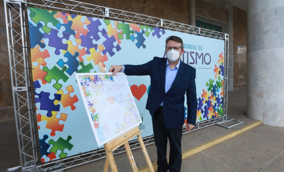 Noventa peças formam o quebra-cabeça que uniu autoridades do Paraná em prol da conscientização sobre o Transtorno do Espectro Autista, nesta segunda-feira (5). Em uma ação organizada pela Superintendência Geral de Ação Solidária do Governo do Estado (SGAS), o governador Carlos Massa Ratinho Junior, secretários de Estado e chefes de outros poderes compareceram ao Palácio Iguaçu para montarem uma peça do mosaico que serve de metáfora para a complexidade do autismo. Foto: Valdelino Pontes