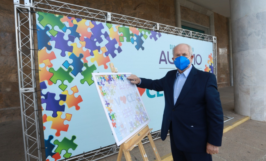 Noventa peças formam o quebra-cabeça que uniu autoridades do Paraná em prol da conscientização sobre o Transtorno do Espectro Autista, nesta segunda-feira (5). Em uma ação organizada pela Superintendência Geral de Ação Solidária do Governo do Estado (SGAS), o governador Carlos Massa Ratinho Junior, secretários de Estado e chefes de outros poderes compareceram ao Palácio Iguaçu para montarem uma peça do mosaico que serve de metáfora para a complexidade do autismo. Foto: Valdelino Pontes