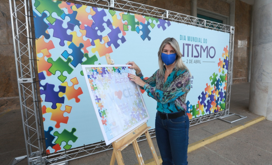 Noventa peças formam o quebra-cabeça que uniu autoridades do Paraná em prol da conscientização sobre o Transtorno do Espectro Autista, nesta segunda-feira (5). Em uma ação organizada pela Superintendência Geral de Ação Solidária do Governo do Estado (SGAS), o governador Carlos Massa Ratinho Junior, secretários de Estado e chefes de outros poderes compareceram ao Palácio Iguaçu para montarem uma peça do mosaico que serve de metáfora para a complexidade do autismo. Foto: Valdelino Pontes