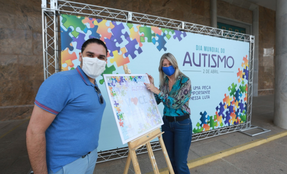 Noventa peças formam o quebra-cabeça que uniu autoridades do Paraná em prol da conscientização sobre o Transtorno do Espectro Autista, nesta segunda-feira (5). Em uma ação organizada pela Superintendência Geral de Ação Solidária do Governo do Estado (SGAS), o governador Carlos Massa Ratinho Junior, secretários de Estado e chefes de outros poderes compareceram ao Palácio Iguaçu para montarem uma peça do mosaico que serve de metáfora para a complexidade do autismo. Foto: Valdelino Pontes