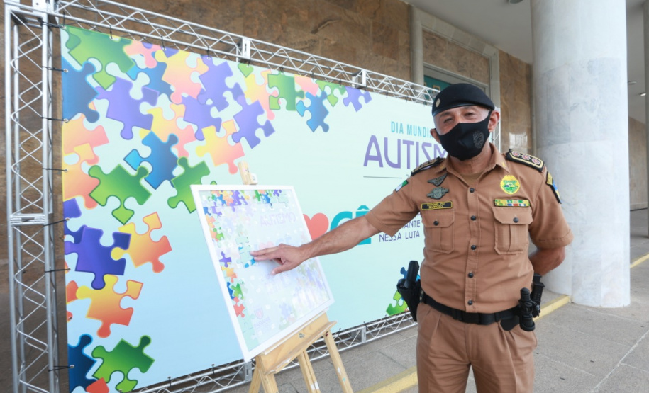 Noventa peças formam o quebra-cabeça que uniu autoridades do Paraná em prol da conscientização sobre o Transtorno do Espectro Autista, nesta segunda-feira (5). Em uma ação organizada pela Superintendência Geral de Ação Solidária do Governo do Estado (SGAS), o governador Carlos Massa Ratinho Junior, secretários de Estado e chefes de outros poderes compareceram ao Palácio Iguaçu para montarem uma peça do mosaico que serve de metáfora para a complexidade do autismo. Foto: Valdelino Pontes