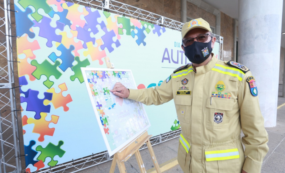 Noventa peças formam o quebra-cabeça que uniu autoridades do Paraná em prol da conscientização sobre o Transtorno do Espectro Autista, nesta segunda-feira (5). Em uma ação organizada pela Superintendência Geral de Ação Solidária do Governo do Estado (SGAS), o governador Carlos Massa Ratinho Junior, secretários de Estado e chefes de outros poderes compareceram ao Palácio Iguaçu para montarem uma peça do mosaico que serve de metáfora para a complexidade do autismo. Foto: Valdelino Pontes